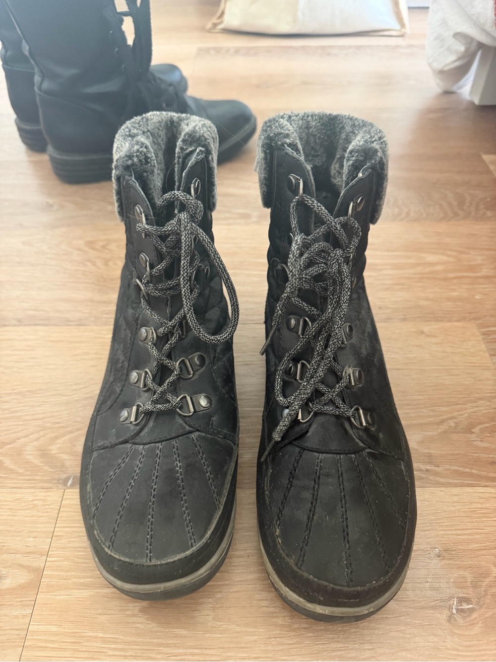 Women's Black Lace-Up Faux-Fur Winter Boots
